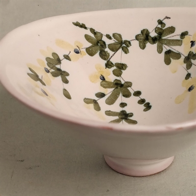 gul grøn blomsterranke dekoration hvid bund gammel skål lille fod Laholm keramik Halland Sverige