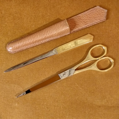guldfarvet papirkniv papirsaks i lyst etui vareprøve fra 1970\'erne retro sæt