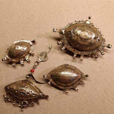 4 gamle metal perler fra Afrika.